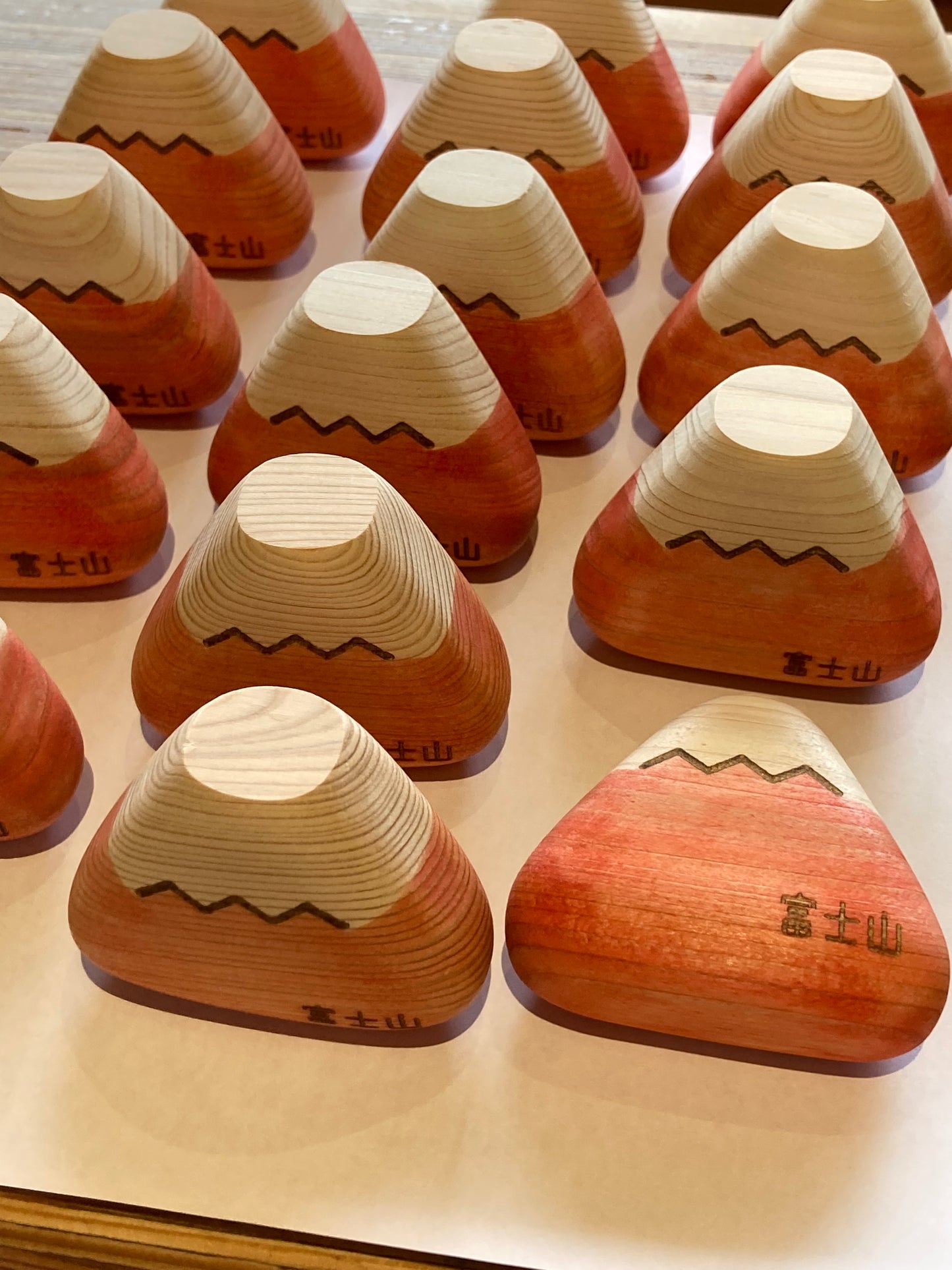 赤富士山キーホルダー　赤　(ヒノキ)