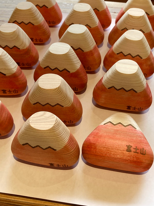 赤富士山キーホルダー　赤　(ヒノキ)