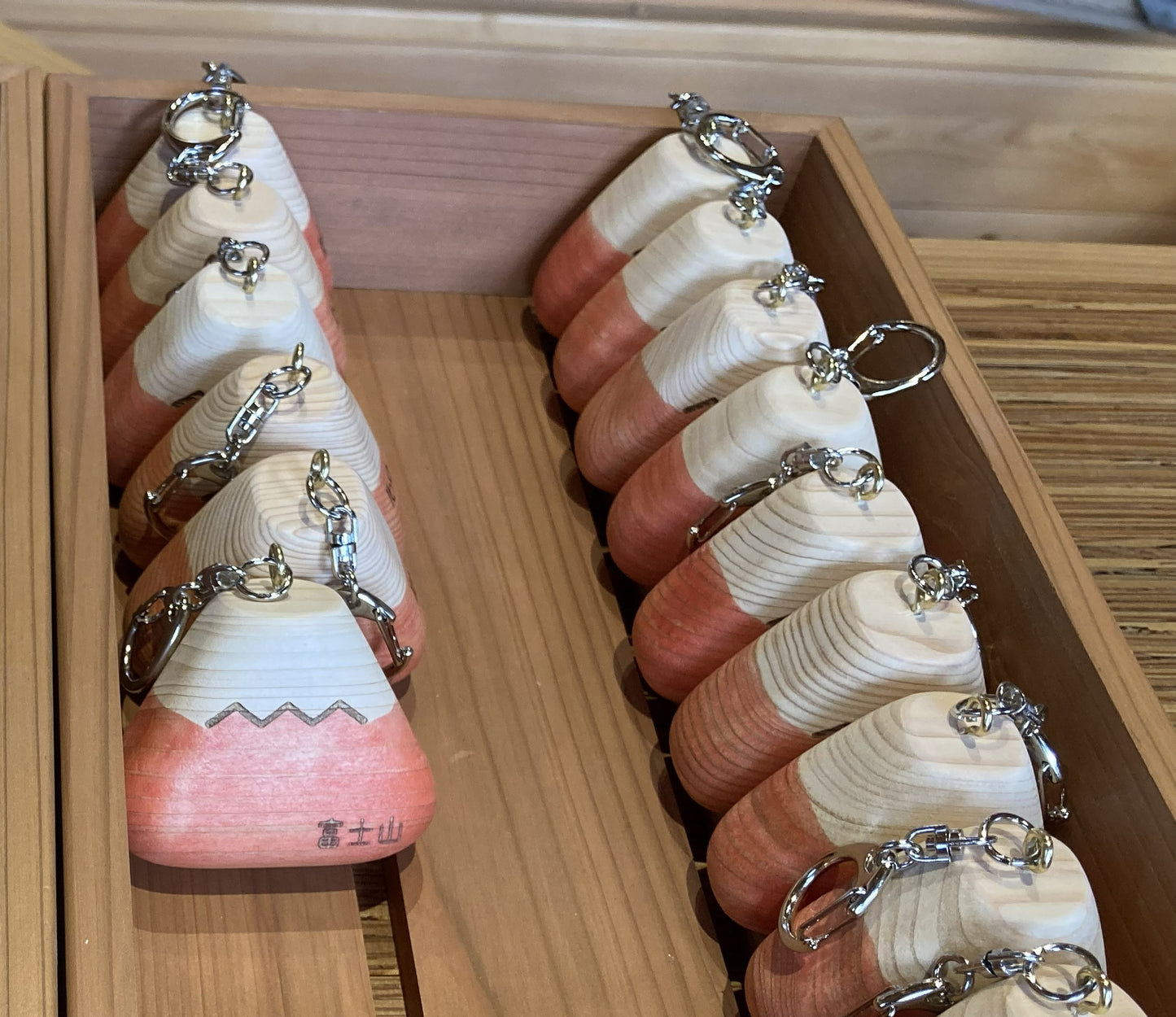 赤富士山キーホルダー　赤　(ヒノキ)